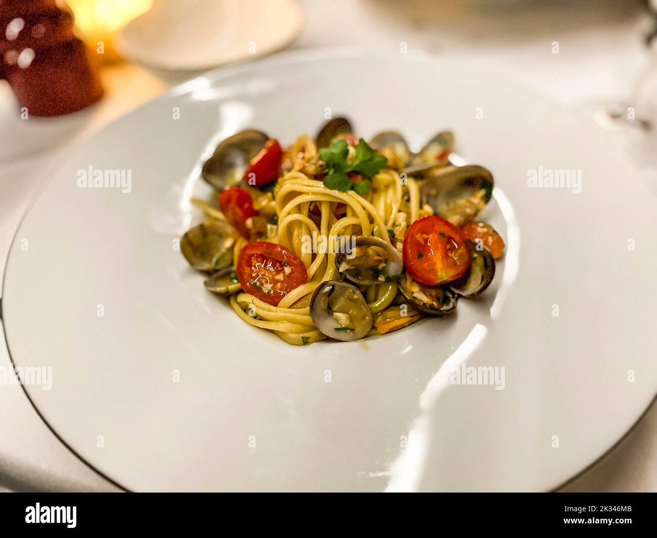 Spaghetti-Vongole, Tomatenmark, Petersilie, Hessen, Deutschland Stockfoto