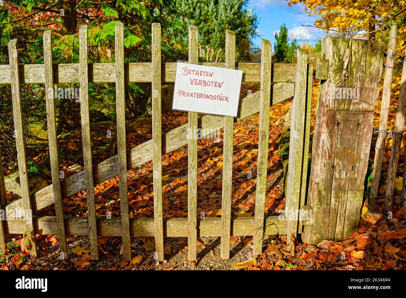 Betreten Verboten Privatgrundstück, Schild an einem Hoftor aus Holzlatten. Stockfoto