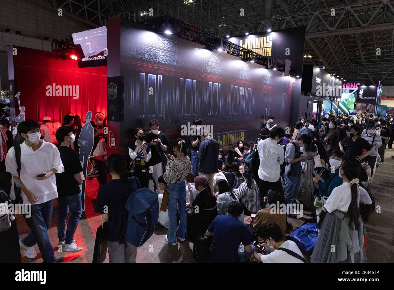 Chiba, Japan. 17. September 2022. Besucher warten darauf, einen Ausstellungsbereich auf der Tokyo Game Show 2022 zu betreten. Nach einer zweijährigen Pause, die durch die Covid-19-Pandemie erzwungen wurde, kehrte die Tokyo Game Show zur Makuhari Messe in Chiba, Japan, zurück. (Bild: © Stanislav Kogiku/SOPA Images via ZUMA Press Wire) Stockfoto