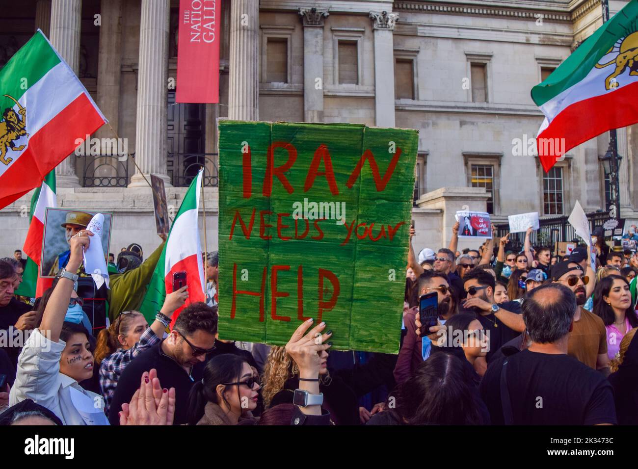 London, Großbritannien. 24. September 2022. Tausende Iraner und andere Demonstranten versammelten sich auf dem Trafalgar Square als Reaktion auf den Tod von Mahsa Amini, der in Polizeigewahrsam im Iran starb, nachdem er festgenommen wurde, weil er angeblich in der Öffentlichkeit kein Kopftuch (Hijab) „ordnungsgemäß“ trug. Kredit: Vuk Valcic/Alamy Live Nachrichten Stockfoto