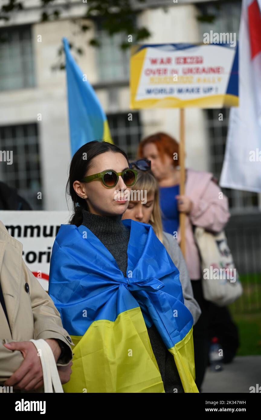 Die Ukraine hat ihre Proteste gegen die russische Invasion in der Ukraine fortgesetzt. Nach der Beerdigung von Elizabeth II. In der Downing Street rief die Welt dazu auf, die Ukraine, London, Großbritannien zu unterstützen. 24.. September 2022. Stockfoto