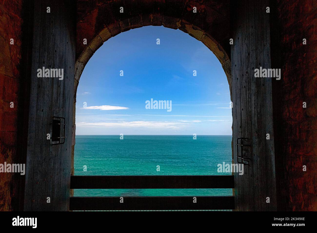 Blick vom Fenster auf ruhiges Meer, Fort La Slat, Smaragdküste, Bretagne, Frankreich Stockfoto