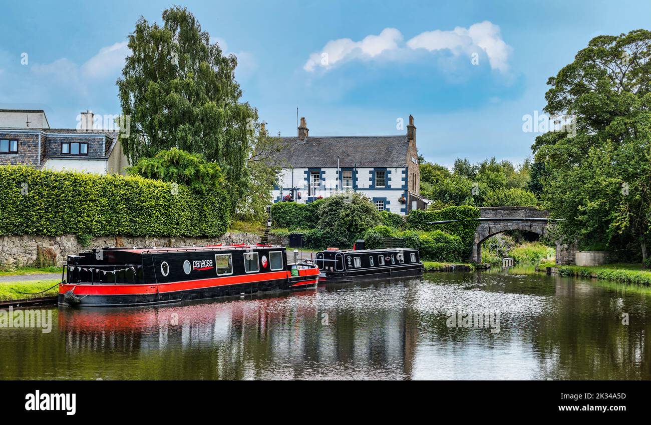 Hausboote oder schmale Kanalboote liegen an Ratho, Union Canal, Schottland, Großbritannien Stockfoto