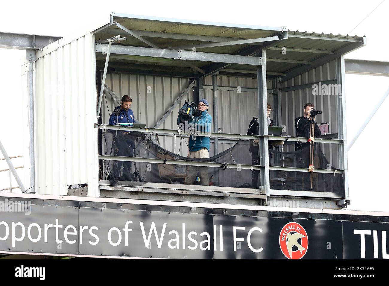 Walsall, Großbritannien. 24. September 2022. Die TV-Gantry auf der Oberseite der Standfüße. EFL Skybet Football League Two Match, Walsall gegen Tranmere Rovers im Poundland Bescot Stadium in Walsall, West Midlands, am Samstag, 24.. September 2022. Dieses Bild darf nur für redaktionelle Zwecke verwendet werden. Nur zur redaktionellen Verwendung, Lizenz für kommerzielle Nutzung erforderlich. Keine Verwendung bei Wetten, Spielen oder Veröffentlichungen in einem Club/einer Liga/einem Spieler.PIC von Chris Stading/Andrew Orchard Sports Photography/Alamy Live News Credit: Andrew Orchard Sports Photography/Alamy Live News Stockfoto
