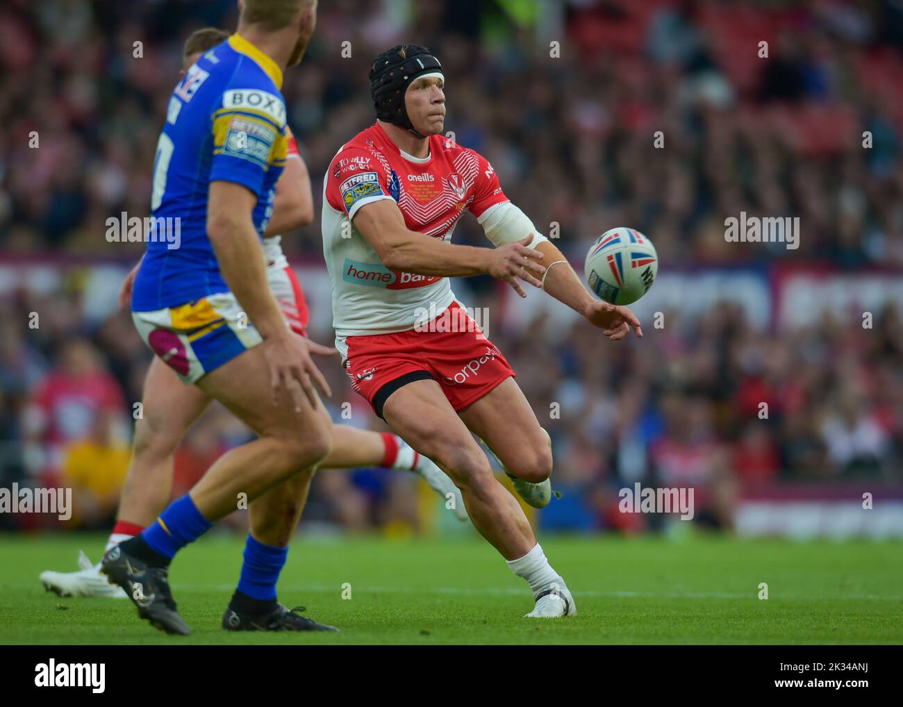 Jonny Lomax von St Helens, der den Ball übergibt 2022 Grand Final, St Helens gegen Leeds Rhinos Manchester, Old Trafford, Großbritannien 18:00 Kick Off 24.09.2022 Credit: Craig Cresswell/Alamy Live News Stockfoto
