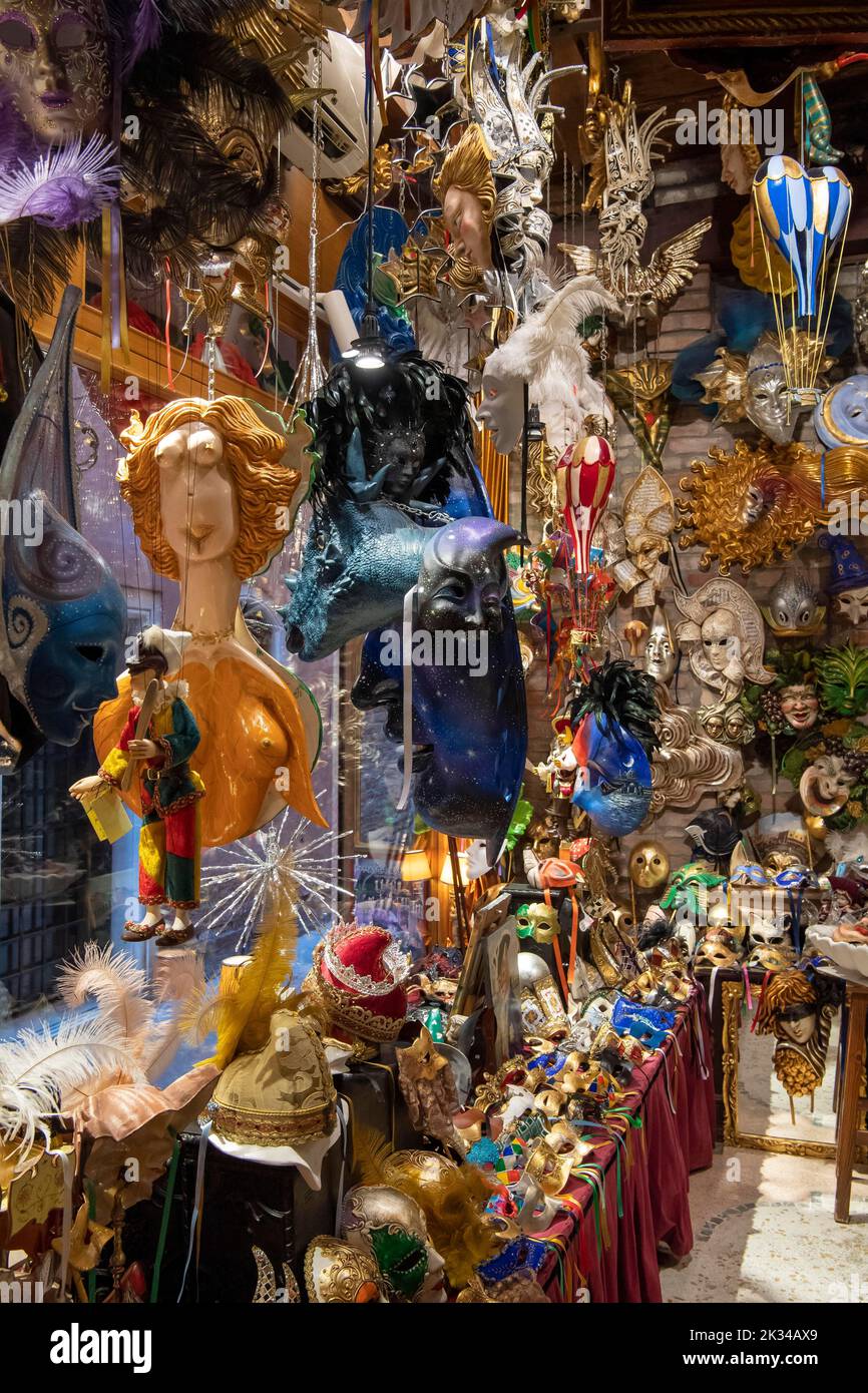 Handgemachte venezianische Masken in einem Geschäft einer Manufaktur, Venedig, Venetien, Italien Stockfoto