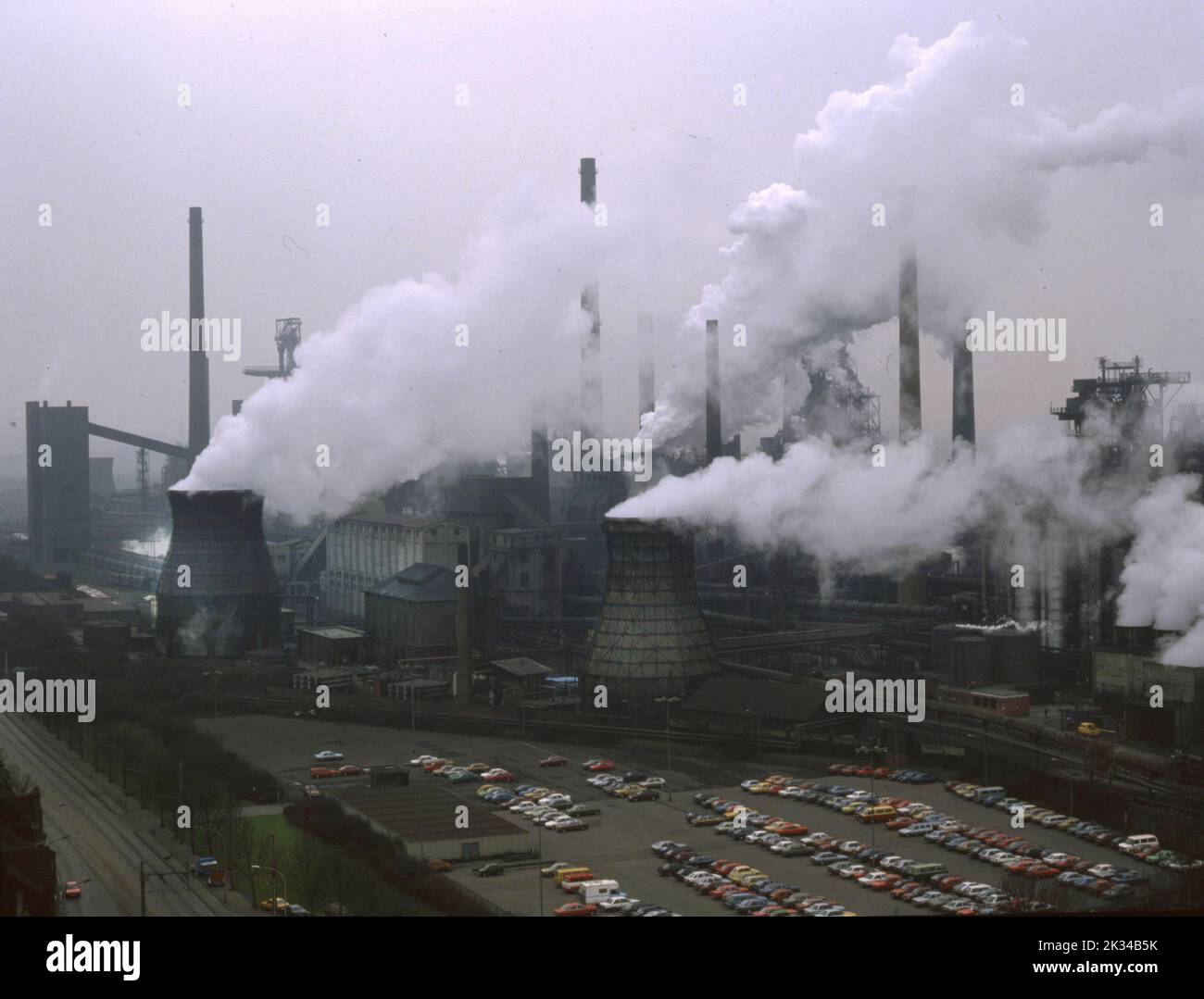 Ruhrgebiet. Das Stahlwerk Thyssen-Krupp vom Dach des Thyssen-Wolkenkratzers am 2. 5. 1989 in Duisburg Stockfoto