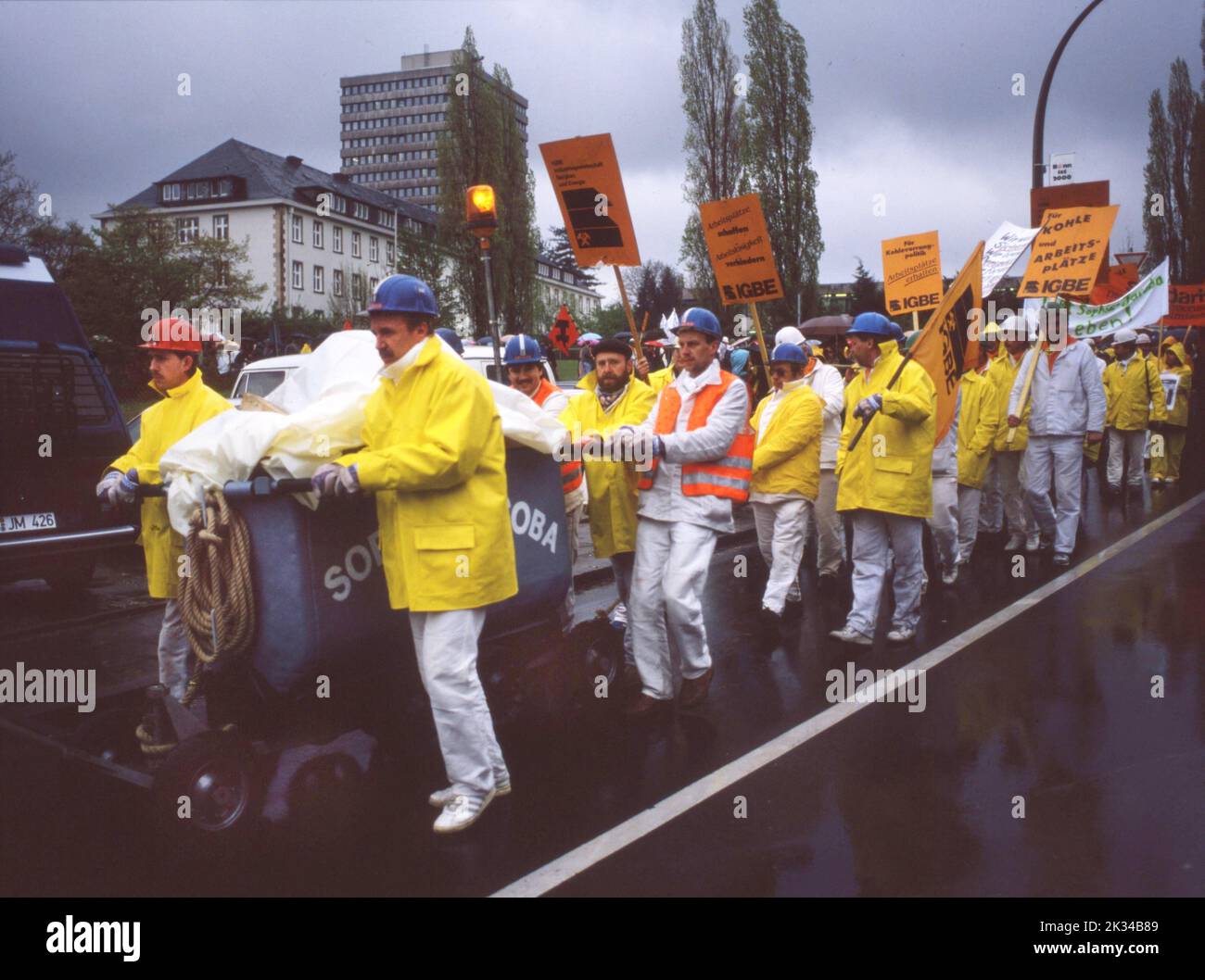 Beim Wirtschaftsministerium (Nobert Bluem) für die Erhaltung von Kohlearbeitsplätzen. 1989, demonstrieren in Bonn am 19. April, aufgerufen von der IGBE, demonstrieren Stockfoto