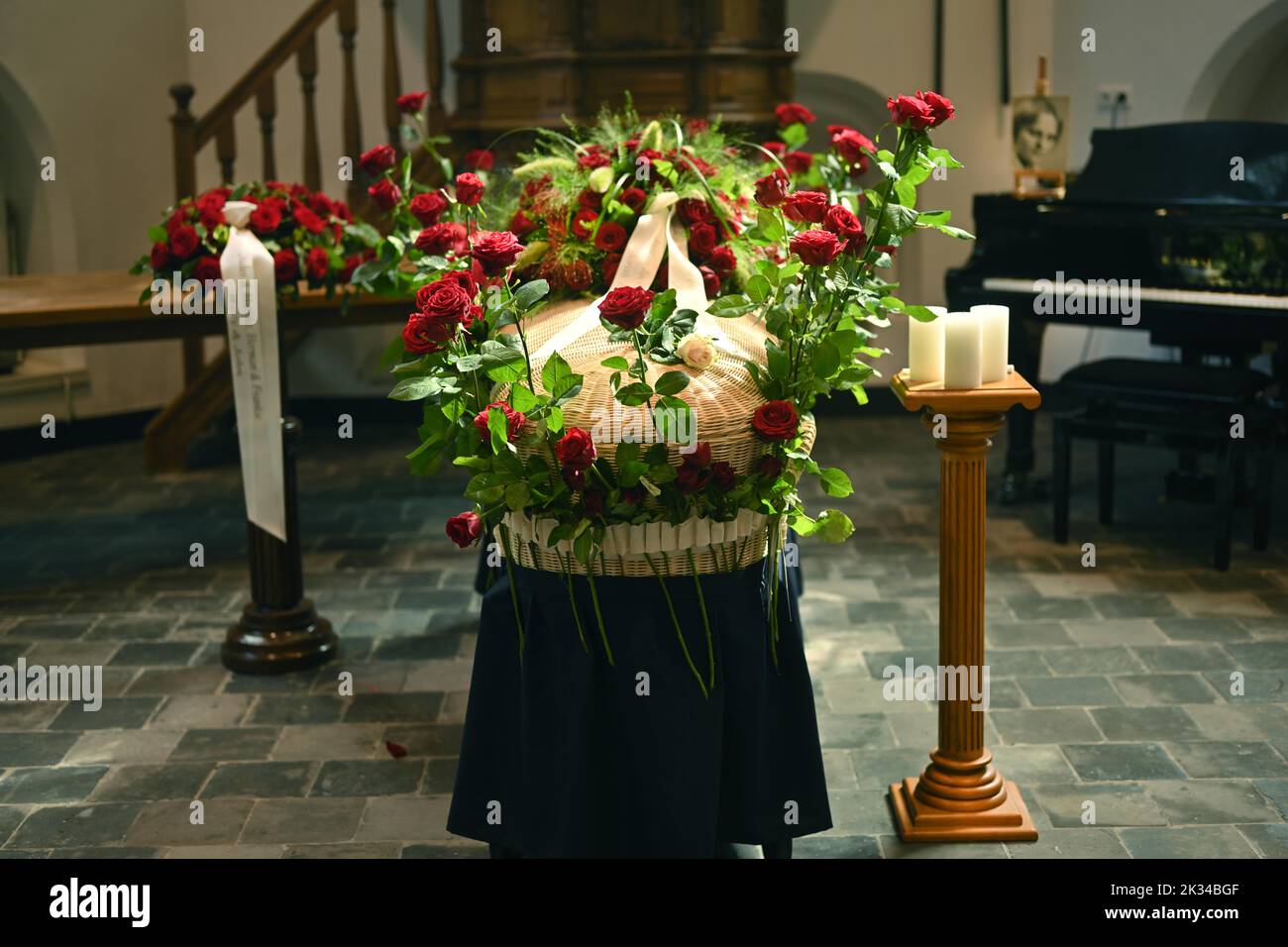Rote Rose am Sarg, Abschied von einem lieben Verstorbenen in der Kirche in der niederländischen Provinz Drenthe, Niederlande Stockfoto