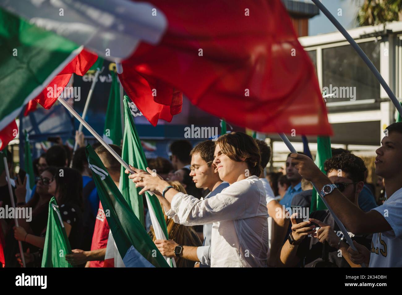 Neapel, Italien. 23. September 2022. Jungen sahen italienische Flaggen bei der Veranstaltung. Giorgia Meloni, Vorsitzende der rechten nationalistischen und konservativen Partei Brothers of Italy (Fratelli d'Italia, FDI), hielt die abschließende Wahlkundgebung in Arenile, im linksorientierten Stadtteil Bagnoli, Neapel, ab. Kredit: SOPA Images Limited/Alamy Live Nachrichten Stockfoto