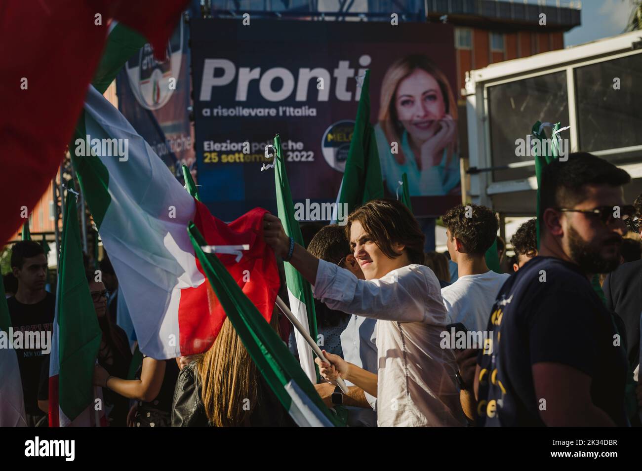 Neapel, Italien. 23. September 2022. Ein Junge sah, wie er eine italienische Flagge vorbereitete. Giorgia Meloni, Vorsitzende der rechten nationalistischen und konservativen Partei Brothers of Italy (Fratelli d'Italia, FDI), hielt die abschließende Wahlkundgebung in Arenile, im linksorientierten Stadtteil Bagnoli, Neapel, ab. Kredit: SOPA Images Limited/Alamy Live Nachrichten Stockfoto