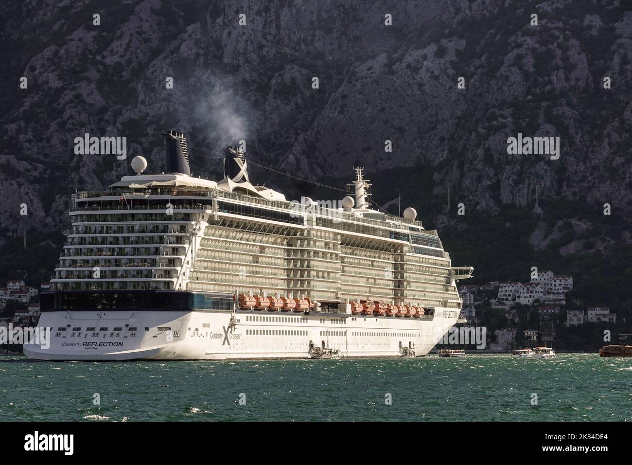 Die Passagiere steigen vom Kreuzschiff Celebrity Reflection Valletta aus und fahren mit einem Taxi in die Bucht von Kotor. Stockfoto