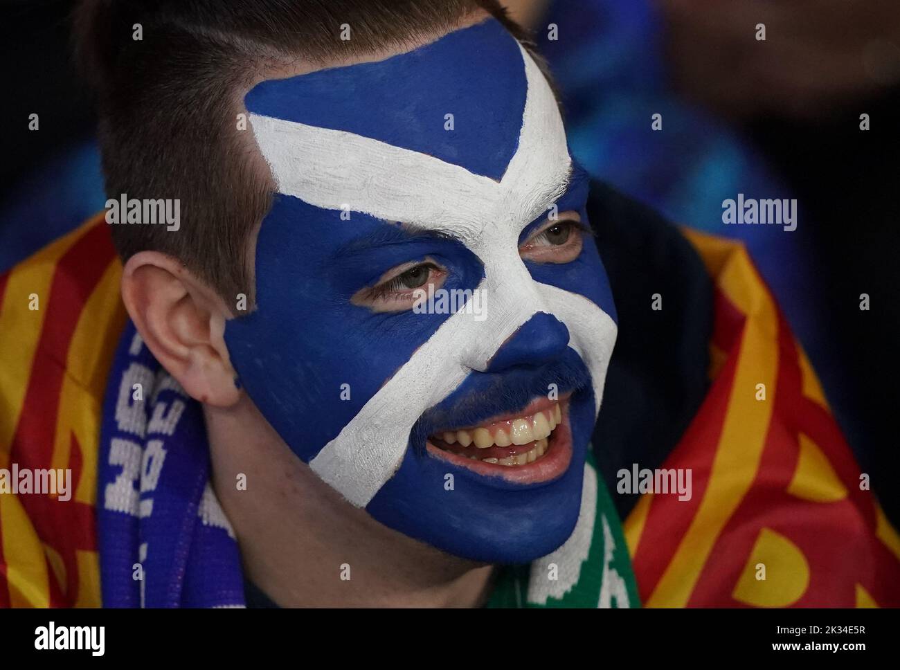 Ein Schottland-Fan auf der Tribüne vor dem UEFA Nations League Group E-Spiel im Hampden Park, Glasgow. Bilddatum: Samstag, 24. September 2022. Stockfoto