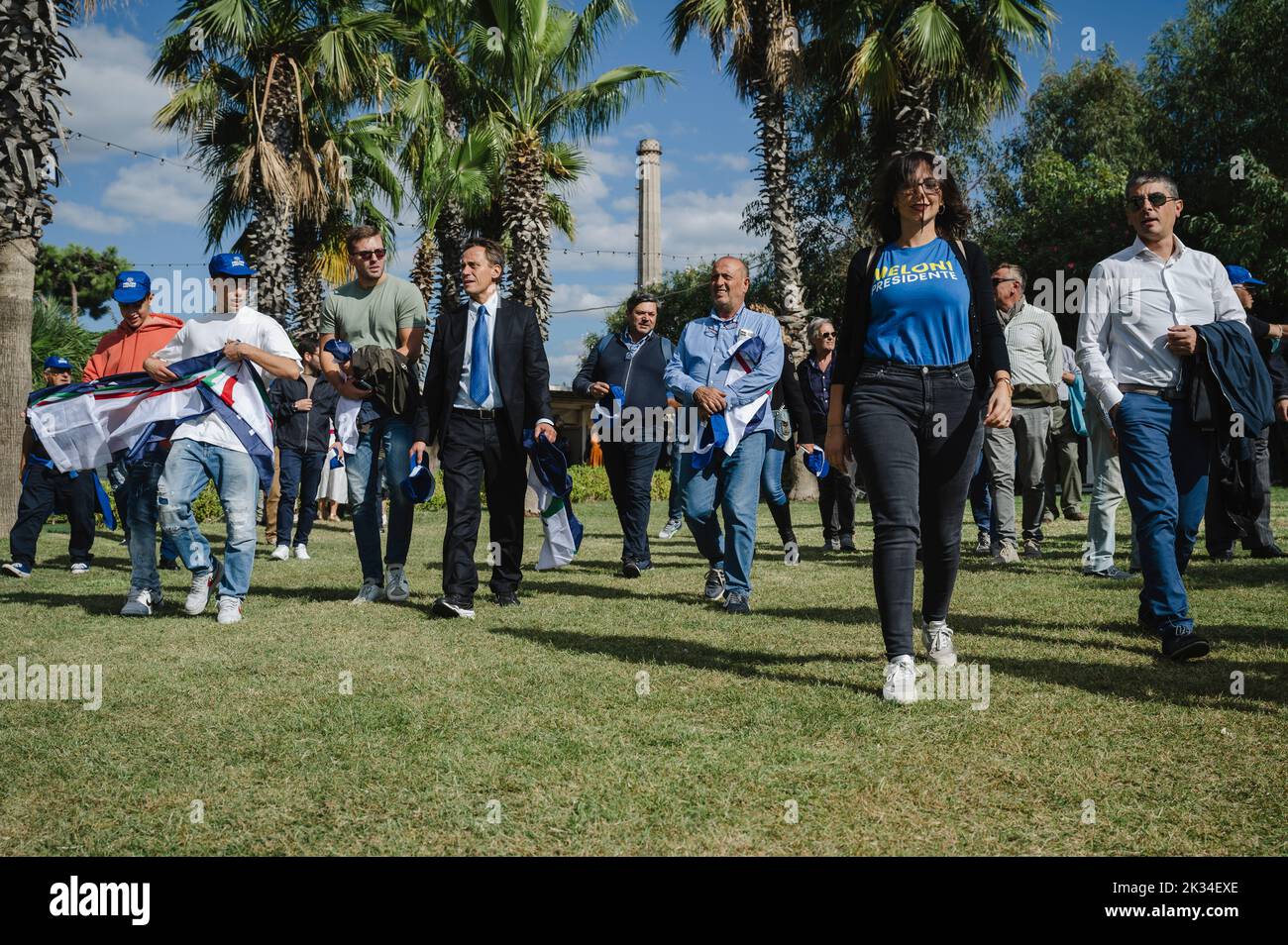 Neapel, Italien. 23. September 2022. Die Menschen sahen auf die Bühne zu gehen. Giorgia Meloni, Vorsitzende der rechten nationalistischen und konservativen Partei Brothers of Italy (Fratelli d'Italia, FDI), hielt die abschließende Wahlkundgebung in Arenile, im linksorientierten Stadtteil Bagnoli, Neapel, ab. (Foto von Valeria Ferraro/SOPA Images/Sipa USA) Quelle: SIPA USA/Alamy Live News Stockfoto