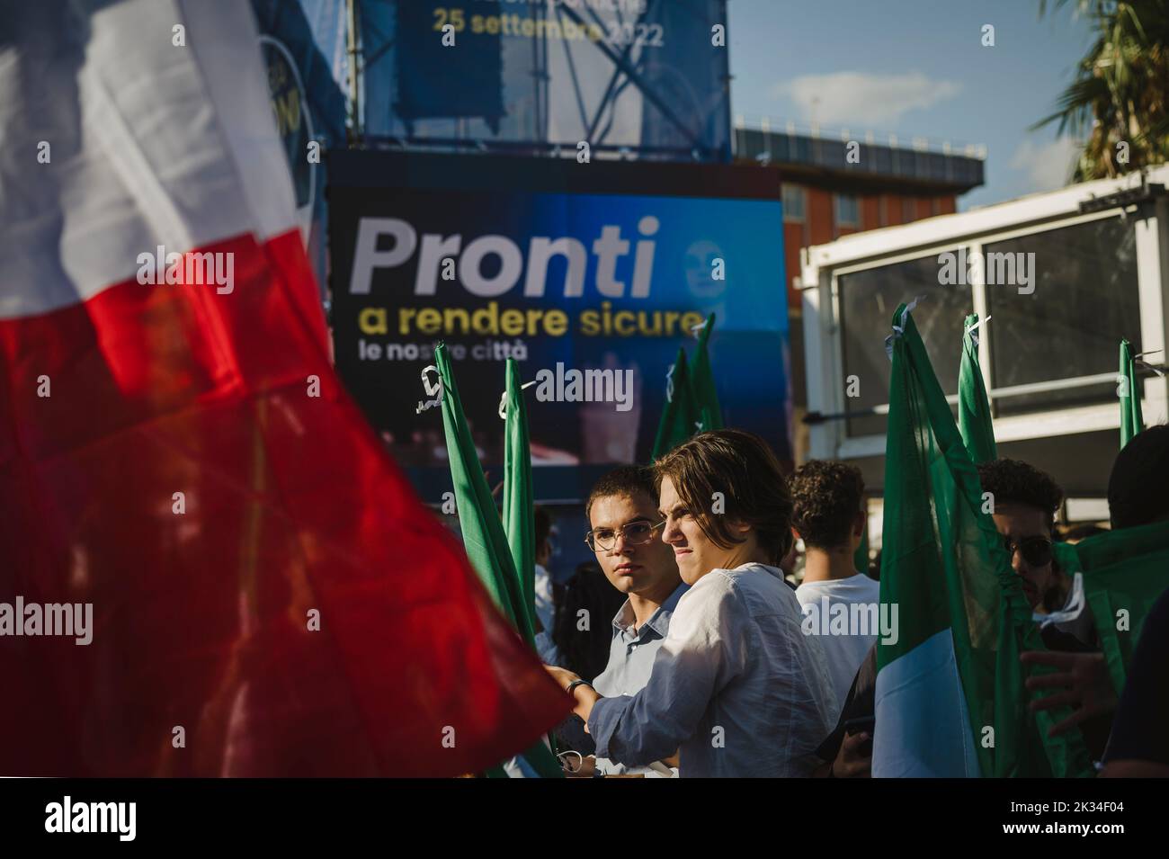 Neapel, Italien. 23. September 2022. Zwei Jungen sahen während der ...