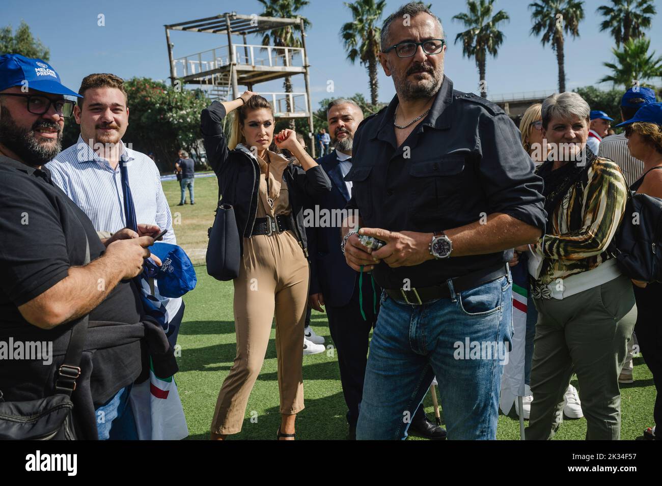 Neapel, Italien. 23. September 2022. Eine Gruppe von Menschen sah warten auf die Rede. Giorgia Meloni, Vorsitzende der rechten nationalistischen und konservativen Partei Brothers of Italy (Fratelli d'Italia, FDI), hielt die abschließende Wahlkundgebung in Arenile, im linksorientierten Stadtteil Bagnoli, Neapel, ab. (Foto von Valeria Ferraro/SOPA Images/Sipa USA) Quelle: SIPA USA/Alamy Live News Stockfoto