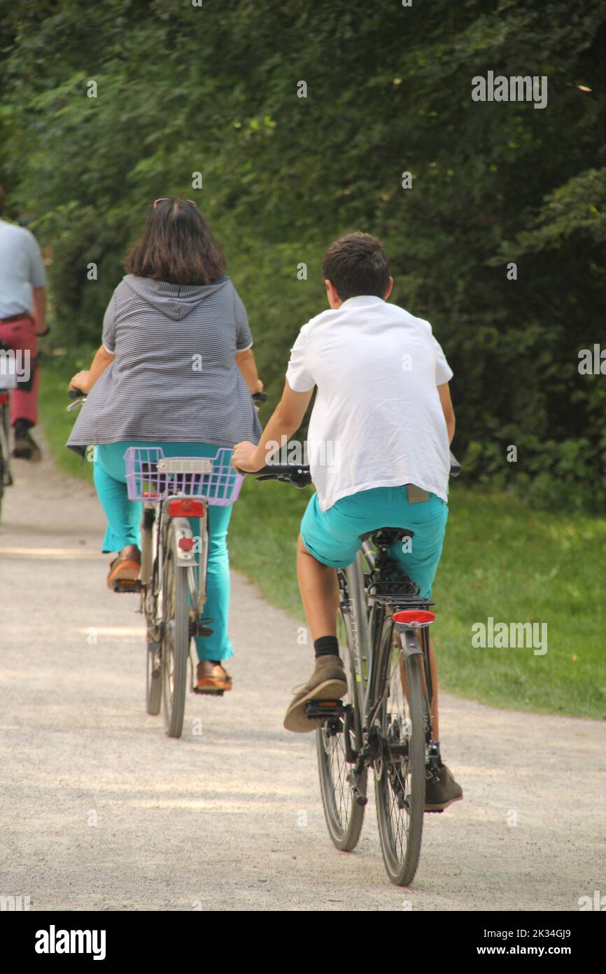 Eine Reihe von Leuten, die Fahrrad fahren Stockfoto