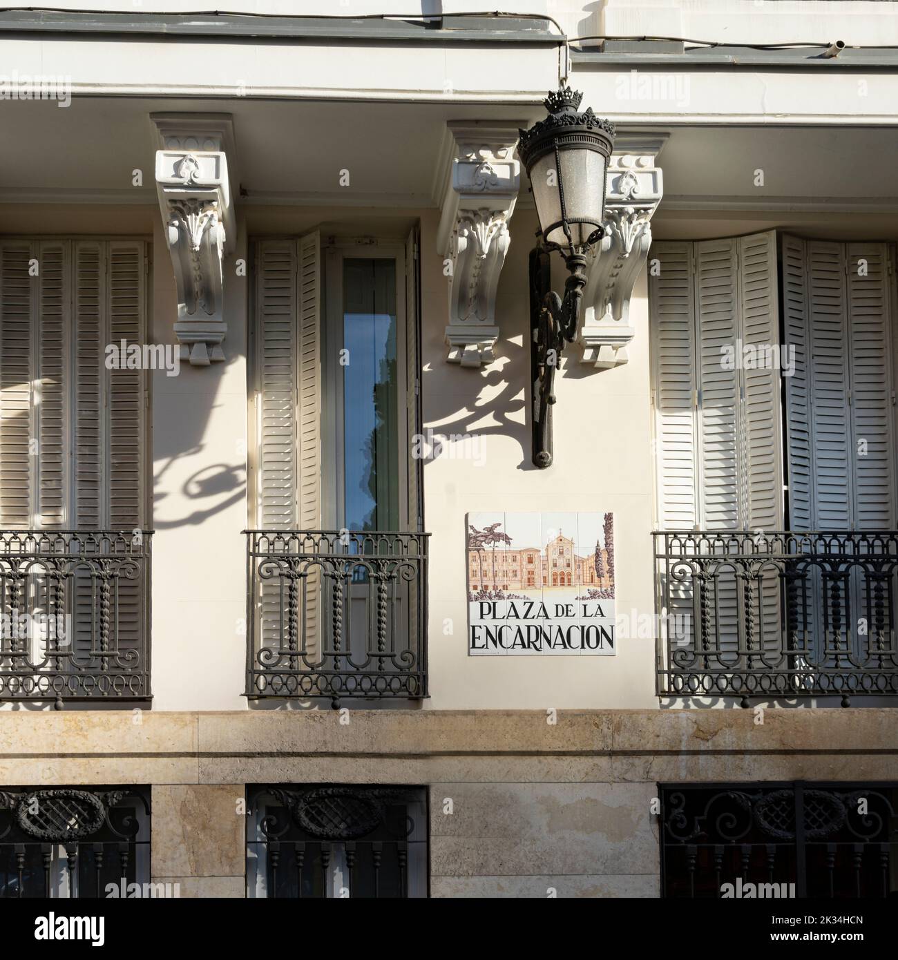 Madrid, Spanien, 2022. September. Die charakteristische Tafel mit dem Namen des Platzes, gebildet mit den verzierten Fliesen an der Wand eines Gebäudes in der CI Stockfoto