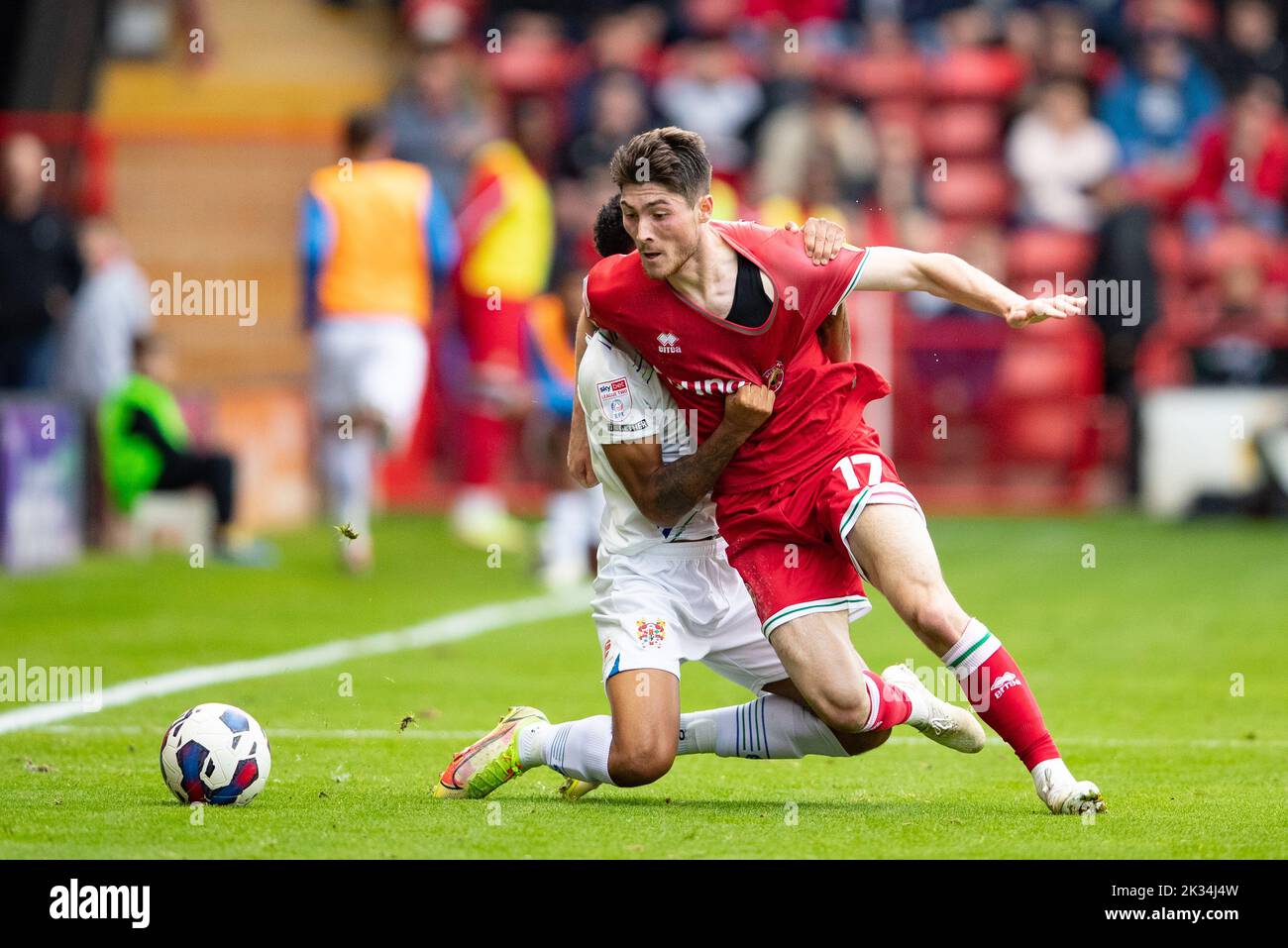 Walsall«s Jack Earing (R) und Ethan Bristow von Tranmere Rovers während des Sky Bet League 2-Spiels zwischen Walsall und Tranmere Rovers am Samstag, den 24.. September 2022 im Banks' Stadium, Walsall. (Kredit: Gustavo Pantano | MI Nachrichten) Kredit: MI Nachrichten & Sport /Alamy Live Nachrichten Stockfoto