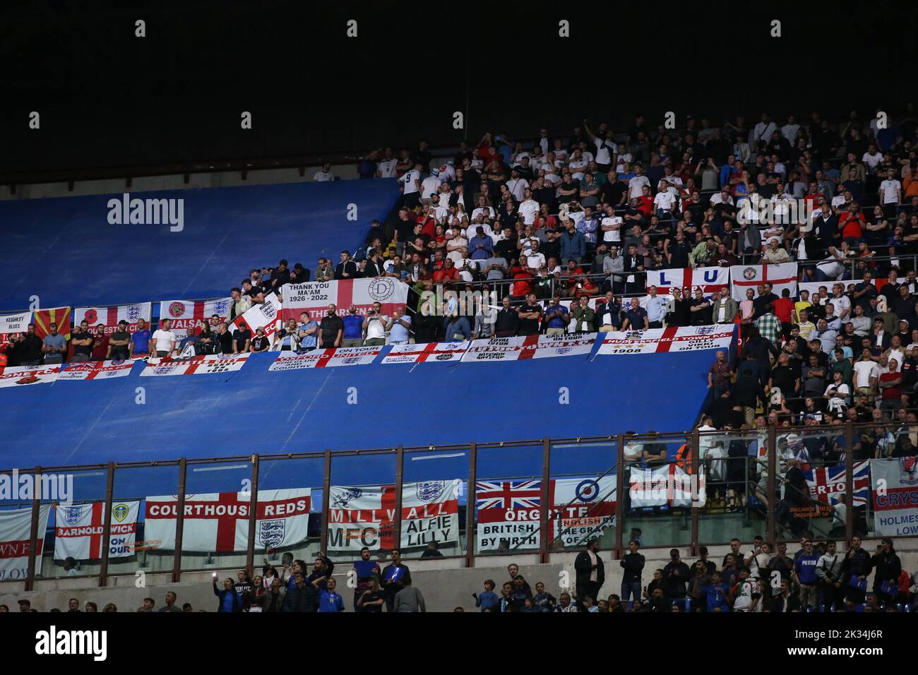 Mailand, Italien, 23.. September 2022. England-Fans in der dritten Liga des Stadions während des Spiels der UEFA Nations League im Stadio Giuseppe Meazza, Mailand. Bildnachweis sollte lauten: Jonathan Moscrop / Sportimage Stockfoto