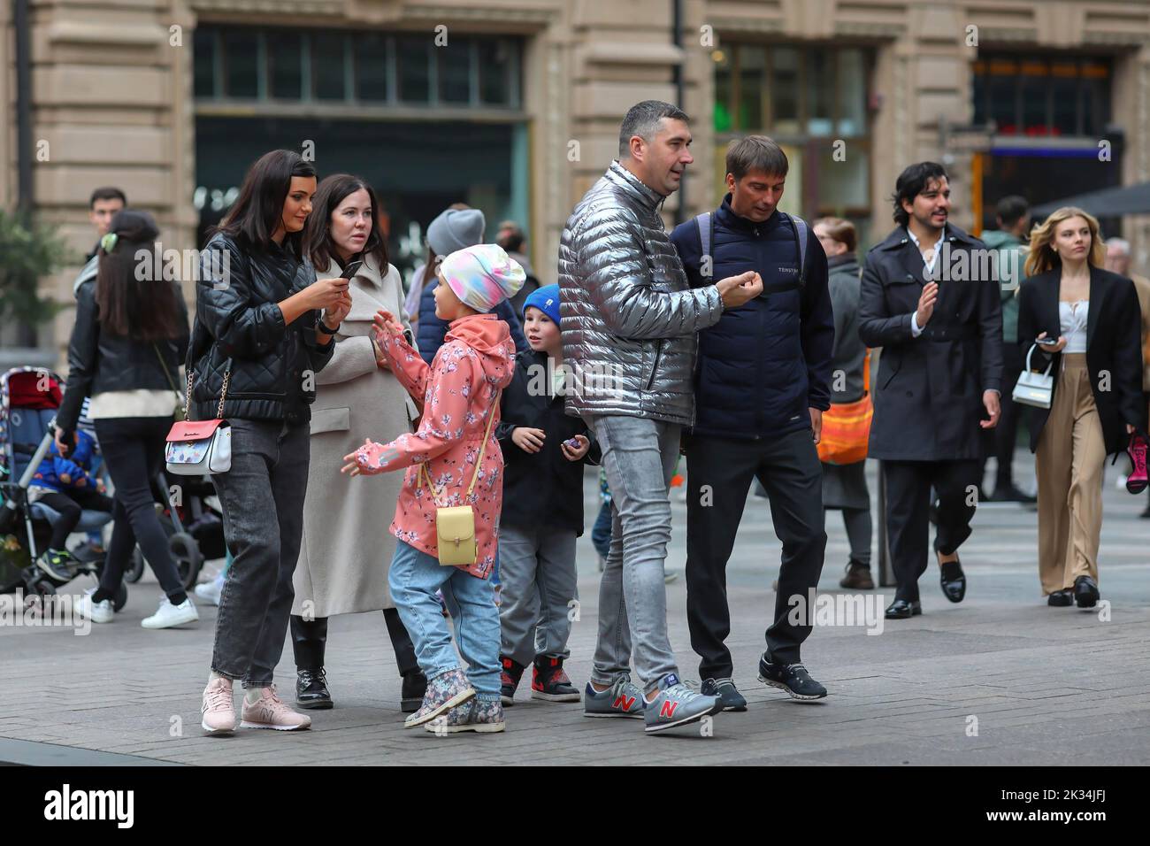Die russische Familie steht vor dem Kaufhaus Stockmann. 21. September ...