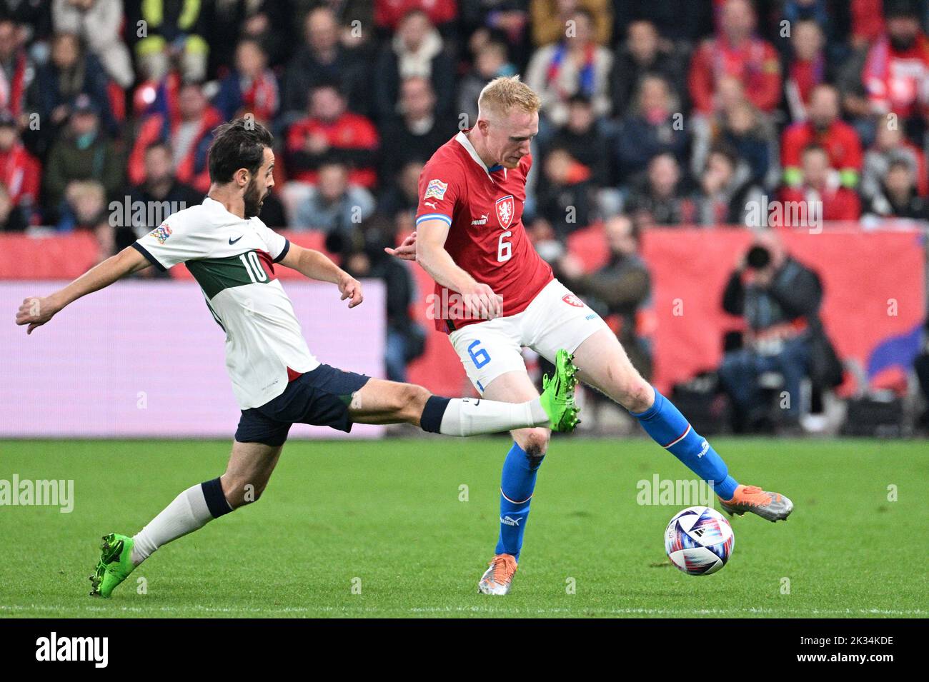 Prag, Tschechische Republik. 24. September 2022. Bernardo Silva (PRT), links, und Vaclav Jemelka (CZE) in Aktion während der UEFA Nations League, 5. Runde, A2 Gruppe, Spiel Tschechische Republik gegen Portugal spielte in Prag, Tschechische Republik, am Samstag, 24. September 2022. Quelle: Michal Kamaryt/CTK Photo/Alamy Live News Stockfoto