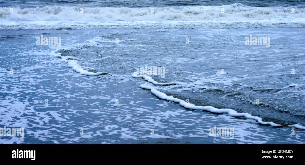 Blaue Meereswellen fließen auf dem Meeresboden. Vollformat. Natur Hintergrund. Stockfoto