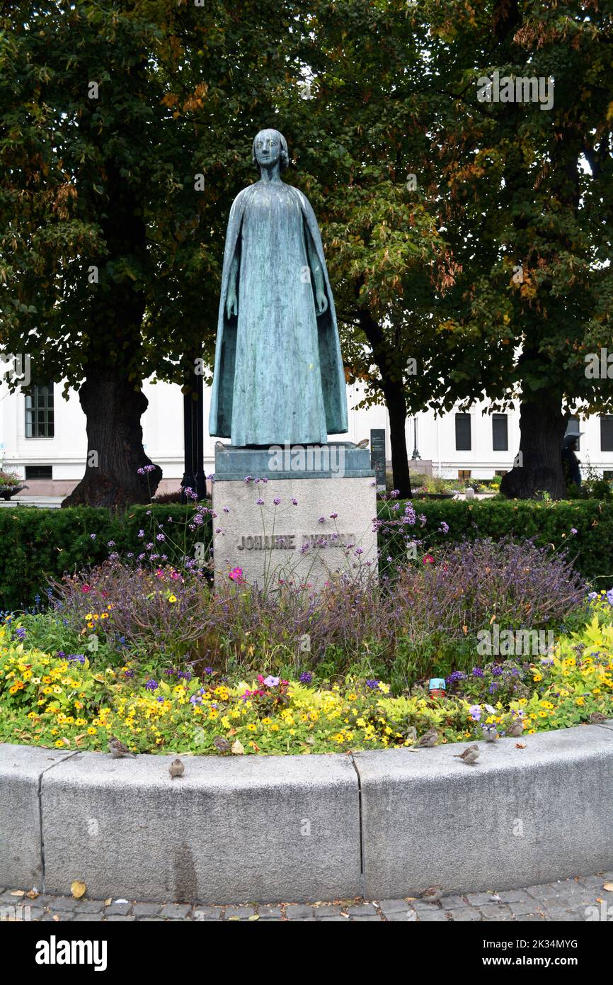 Oslo, Norwegen, September 2022: Statue von Johanne Dybwad, einer norwegischen Bühnenschauspielerin und Bühnenproduzentin, in Oslo. Stockfoto