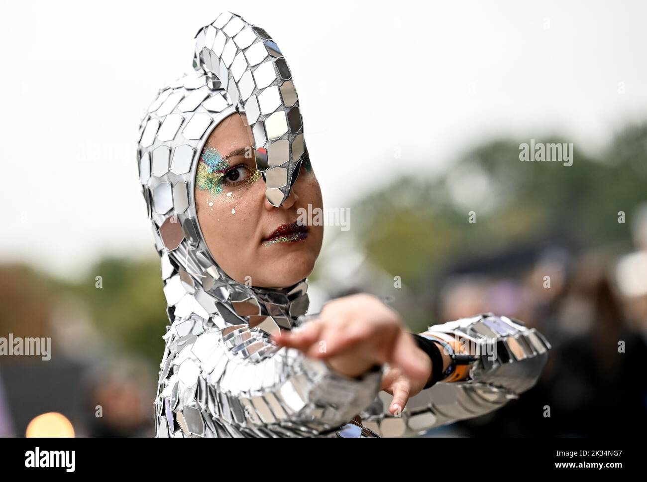 Berlin, Deutschland. 24. September 2022. Ein Showgirl trägt auf dem Gelände des Lollapalooza Festivals im Berliner Olympiastadion ein auffälliges Kostüm. Die Ausgabe 6. des Musikfestivals in Berlin findet vom 24.09.2022 - 25.09.2022 statt. Kredit: Britta Pedersen/dpa/Alamy Live Nachrichten Stockfoto