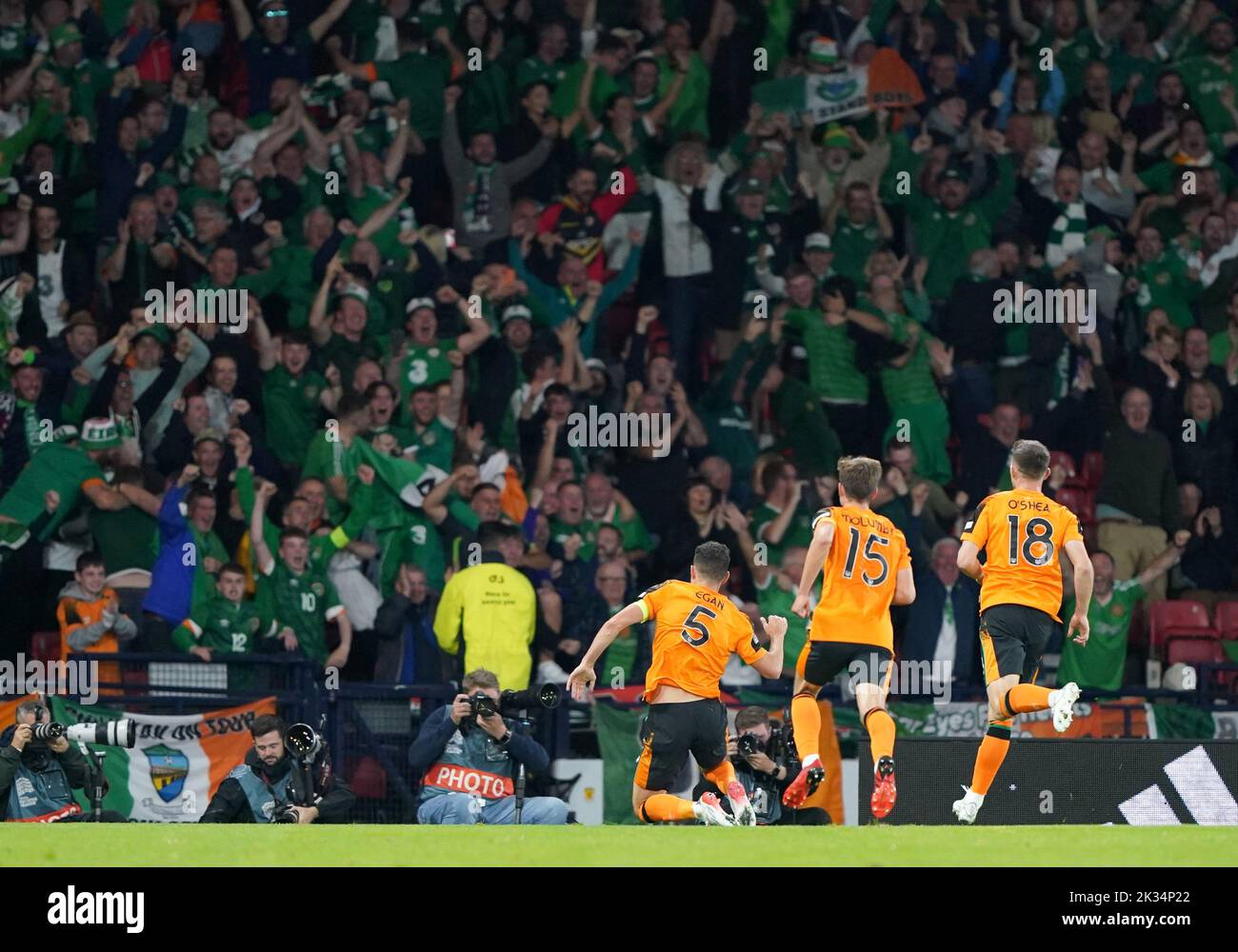 John Egan (links), Irlands Republik, feiert sein Tor während des UEFA Nations League Group E-Spiels im Hampden Park, Glasgow. Bilddatum: Samstag, 24. September 2022. Stockfoto