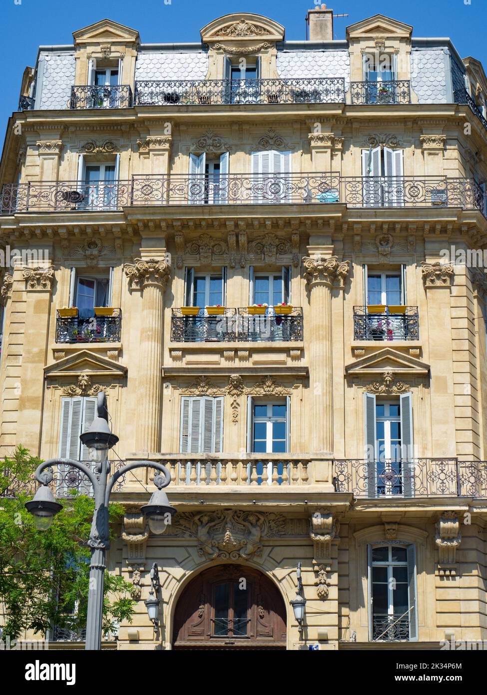 Marseille, Frankreich - Mai 15. 2022: Typische Fassade eines historischen Wohnblocks. Stockfoto