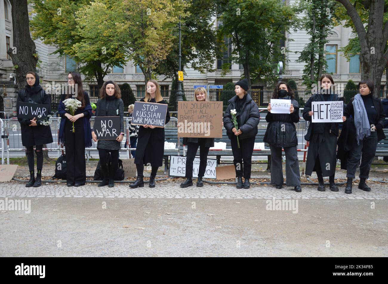Berlin, Deutschland - 24. September 2022 - Frauen in Schwarz - Demonstration vor der russischen Botschaft unter den Linden gegen den Krieg in der Ukraine und die militärische Mobilisierung in Russland. (Foto von Markku Rainer Peltonen) Stockfoto