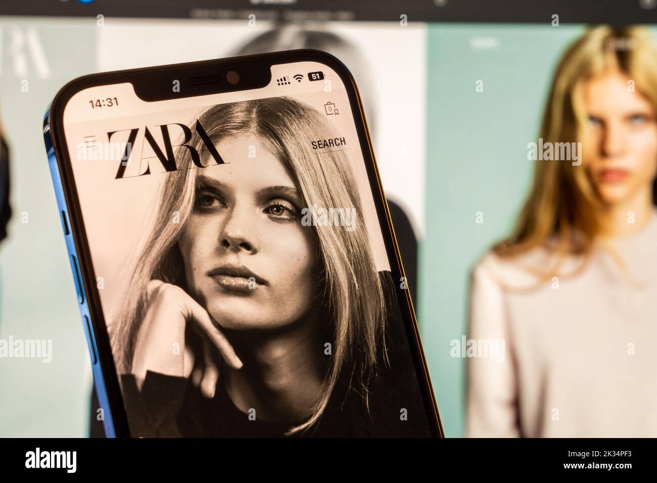 Zara Mobile Website mit Laptop-Website im Hintergrund Stockfoto