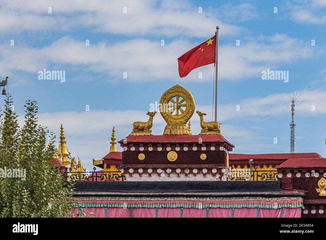Das Dach des Jokhang-Tempels, auf dem Barkhor-Platz, Lhasa Tibet, zeigt die Skulpturen von zwei Hirschen und das Goldene Rad des Dharma Stockfoto