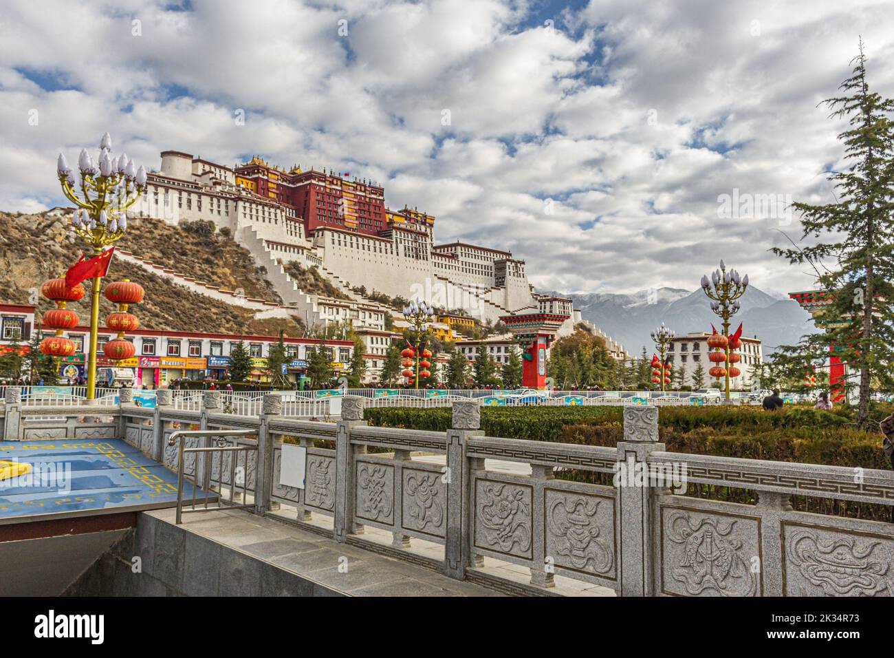 Der Potala-Palast in Lhasa, Tibet, war die Hauptresidenz des aktuellen Dalai Lama, bis seine Heiligkeit während des tibetischen Aufstands von 1959 nach Indien floh Stockfoto