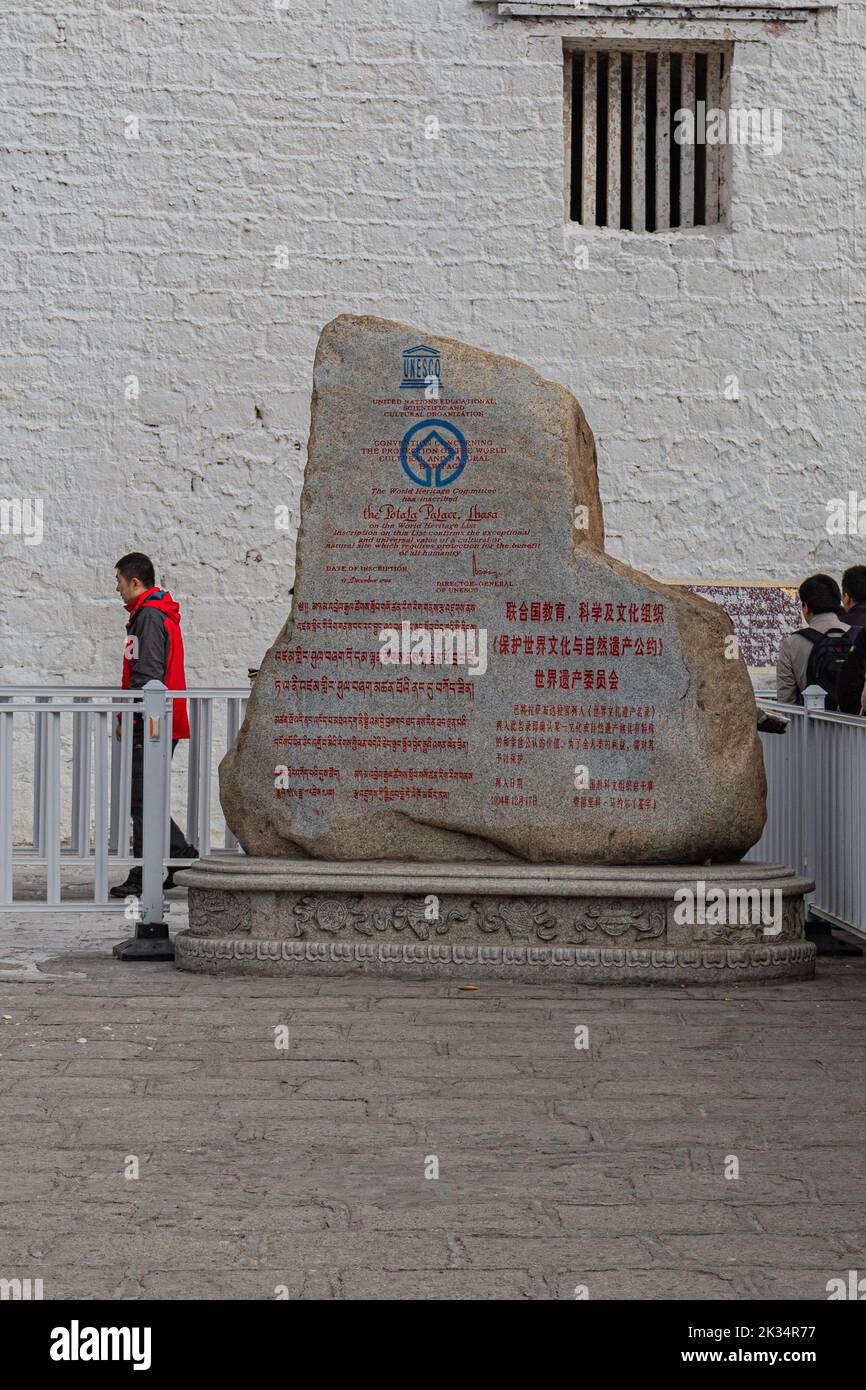 Der Commemerative Stone im Potala Palace in Lhasa, Tibet, der 1994 seine Erhebung zum UNESCO-Weltkulturerbe feiert und von Federico Mayor unterzeichnet wurde Stockfoto