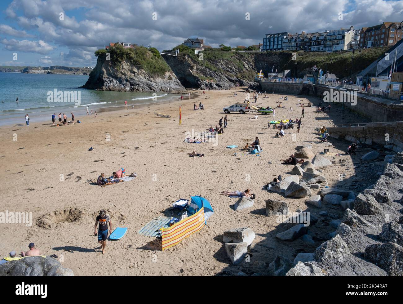 Blick auf Towan Beach, Newquay an der Nordküste von Cornwall, England. Stockfoto