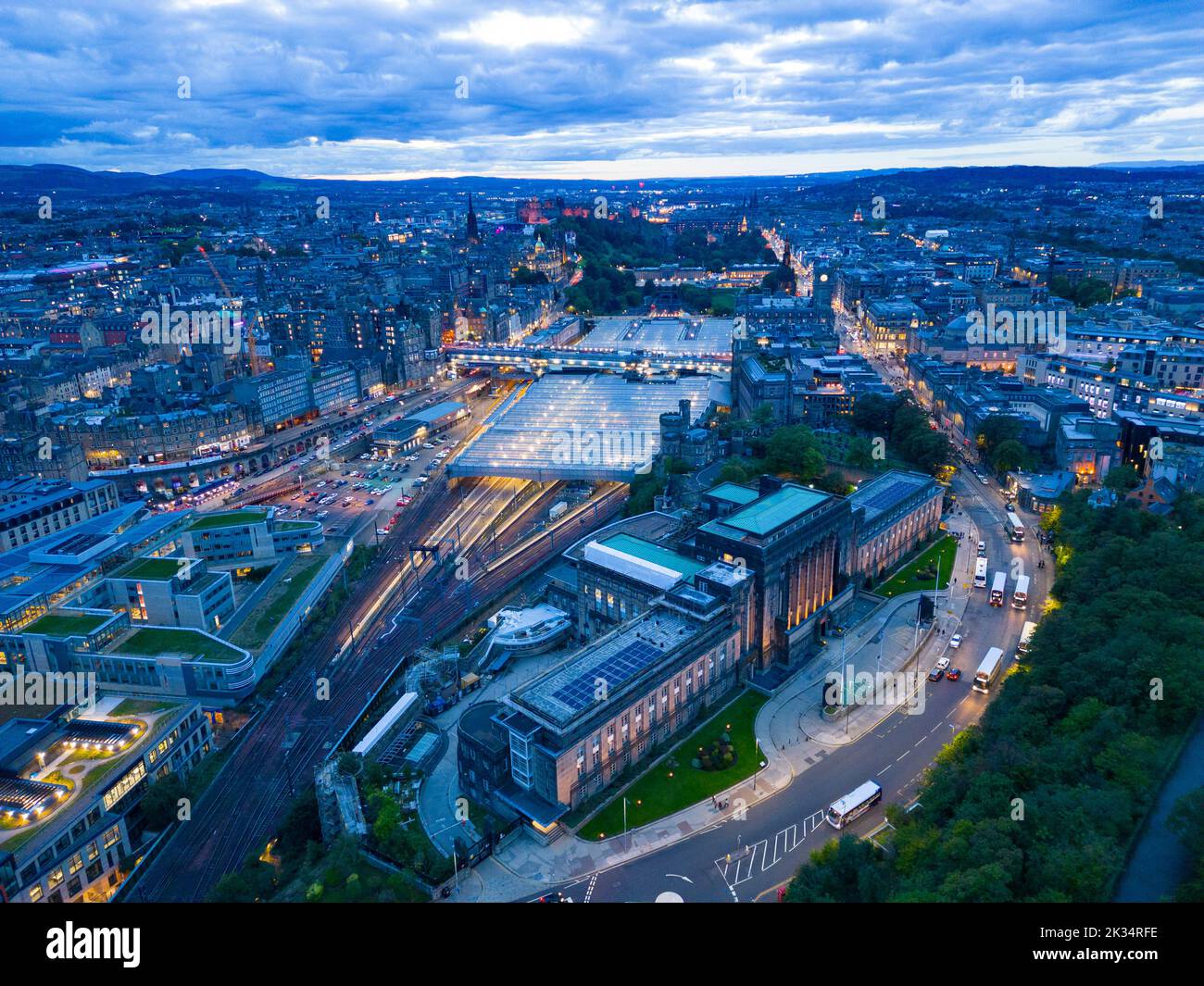 Luftaufnahme in der Abenddämmerung von Edinburgh in Richtung Waverley Station und St. Andrews House, Schottland, Großbritannien Stockfoto