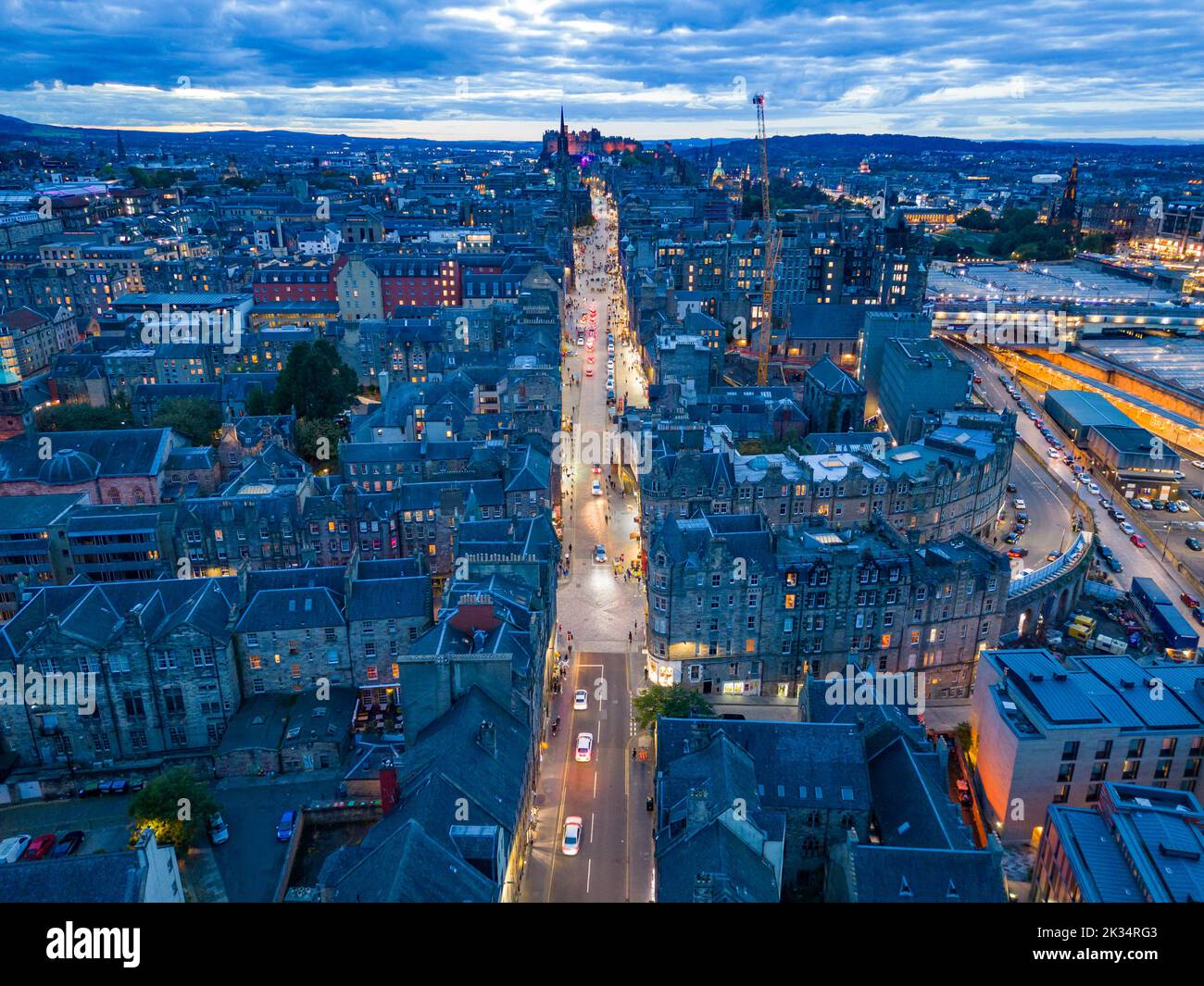Luftaufnahme der Royal Mile und der Skyline der Altstadt von Edinburgh bei Nacht, Schottland, Großbritannien Stockfoto