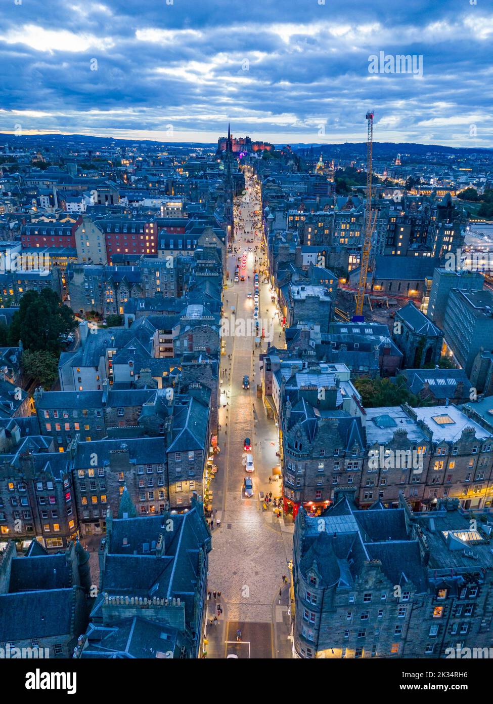 Luftaufnahme der Royal Mile und der Skyline der Altstadt von Edinburgh bei Nacht, Schottland, Großbritannien Stockfoto