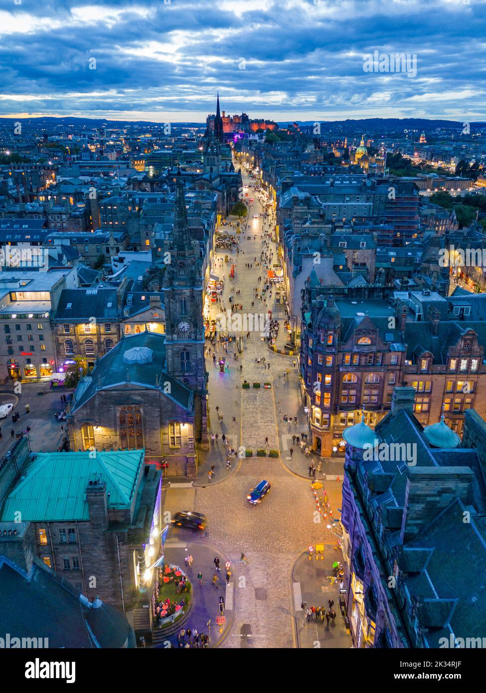 Luftaufnahme der Royal Mile und der Skyline der Altstadt von Edinburgh bei Nacht, Schottland, Großbritannien Stockfoto