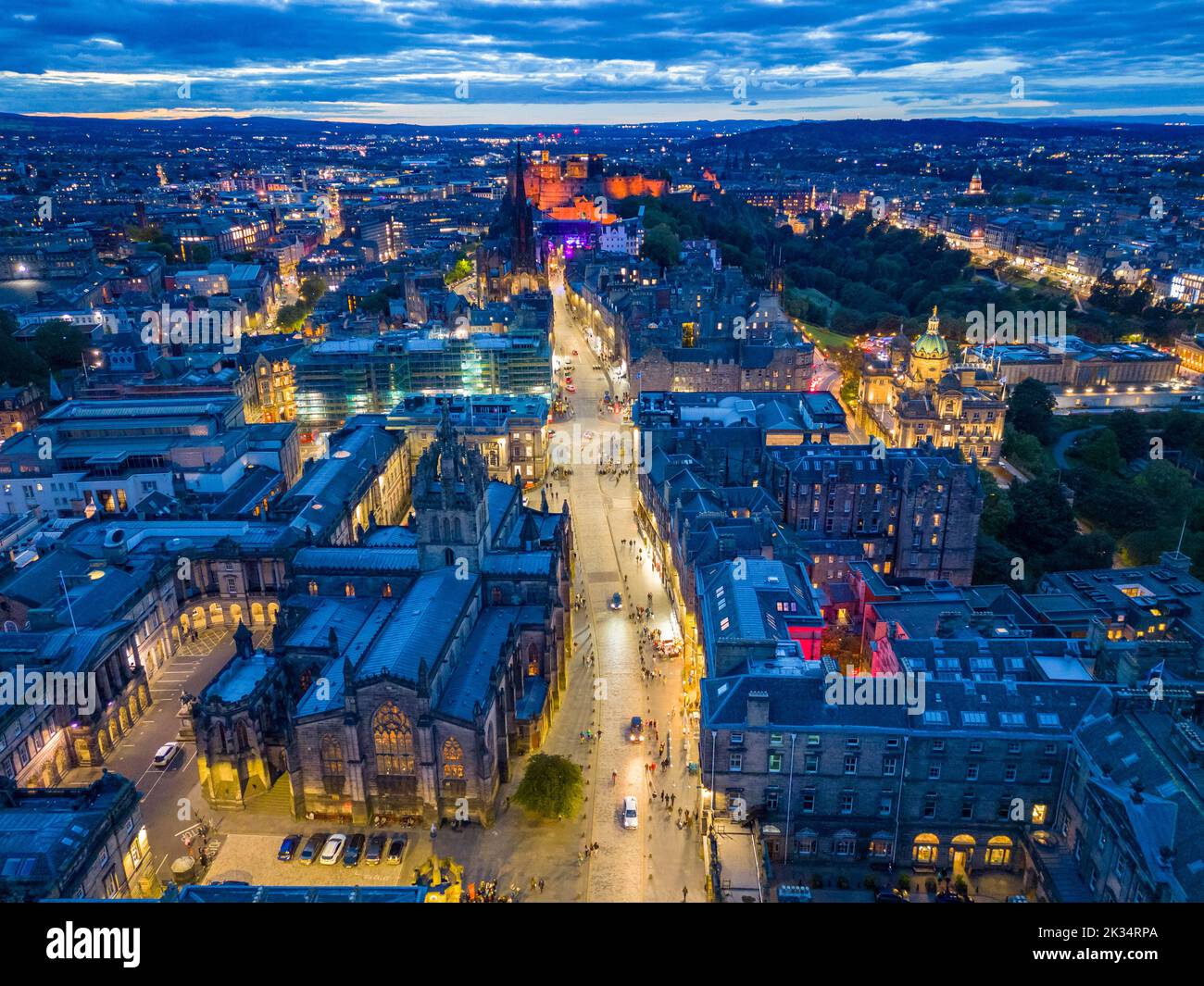 Luftaufnahme der Royal Mile und St. Giles Cathedral bei Nacht in der Altstadt von Edinburgh, Schottland, Großbritannien Stockfoto