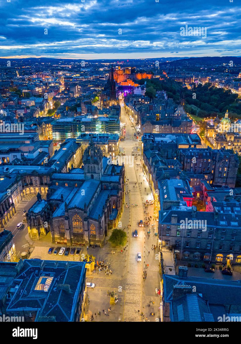 Luftaufnahme der Royal Mile und St. Giles Cathedral bei Nacht in der Altstadt von Edinburgh, Schottland, Großbritannien Stockfoto