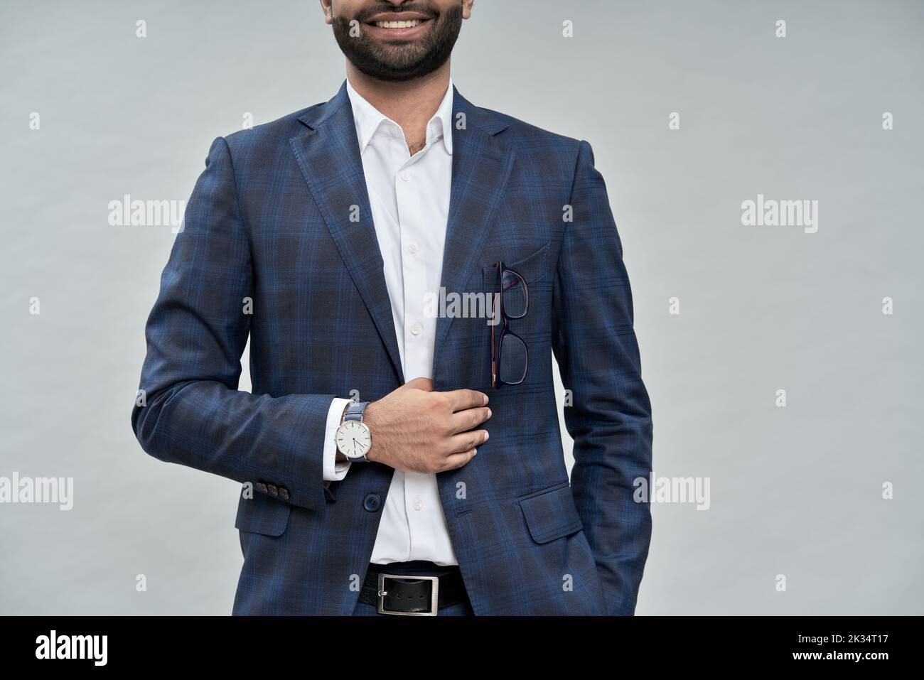 Stilvoller, eleganter junger Geschäftsmann, der Anzug in Beige trägt. Stockfoto