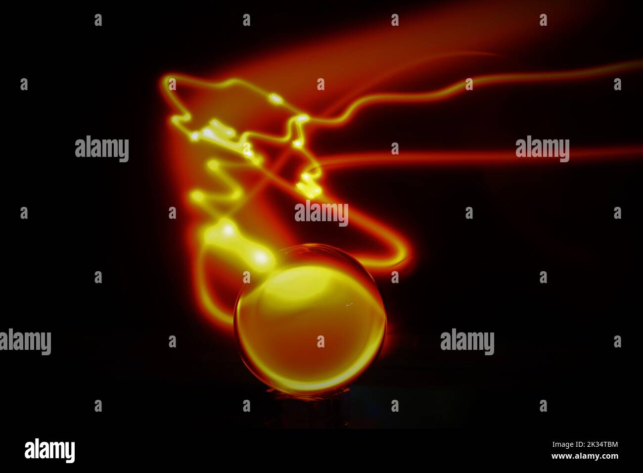 Glaskugel Licht Malerei Schaffung eines Kometen wie Effekt Stockfoto