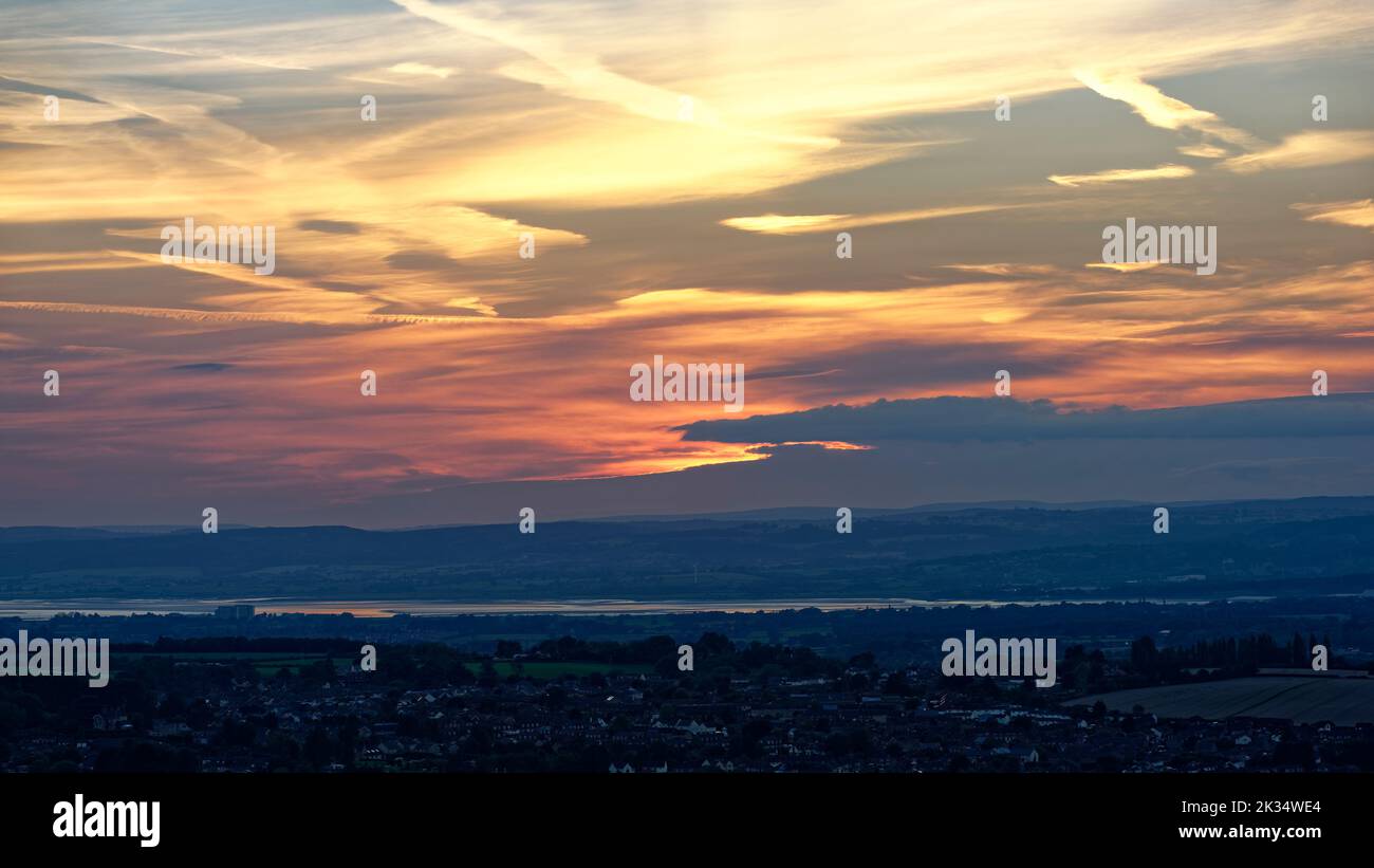 Sonnenuntergang über dem Fluss Severn bei Schärfe, von Cam Long Down, Dursley, Gloucestershire, Großbritannien aus gesehen Stockfoto