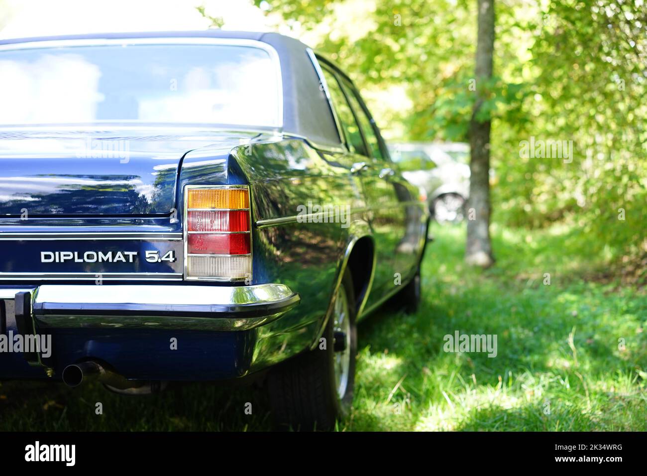 Rückansicht des blauen Opel Diplomat B (1969-1977) mit einem Chevrolet 5,4 V8-Motor auf dem Land Stockfoto