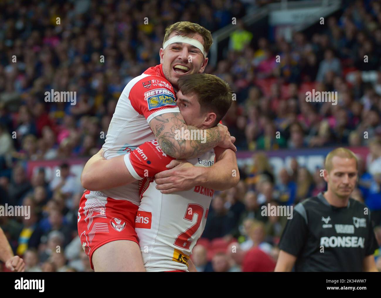 Jonathan Bennison von St. Helens feiert seinen Versuch mit Mark Percival vom St. Helens 2022 Grand Final, St Helens gegen Leeds Rhinos Manchester, Old Trafford, UK 18:00 Kick Off 24.09.2022 Credit: Craig Cresswell/Alamy Live News Stockfoto