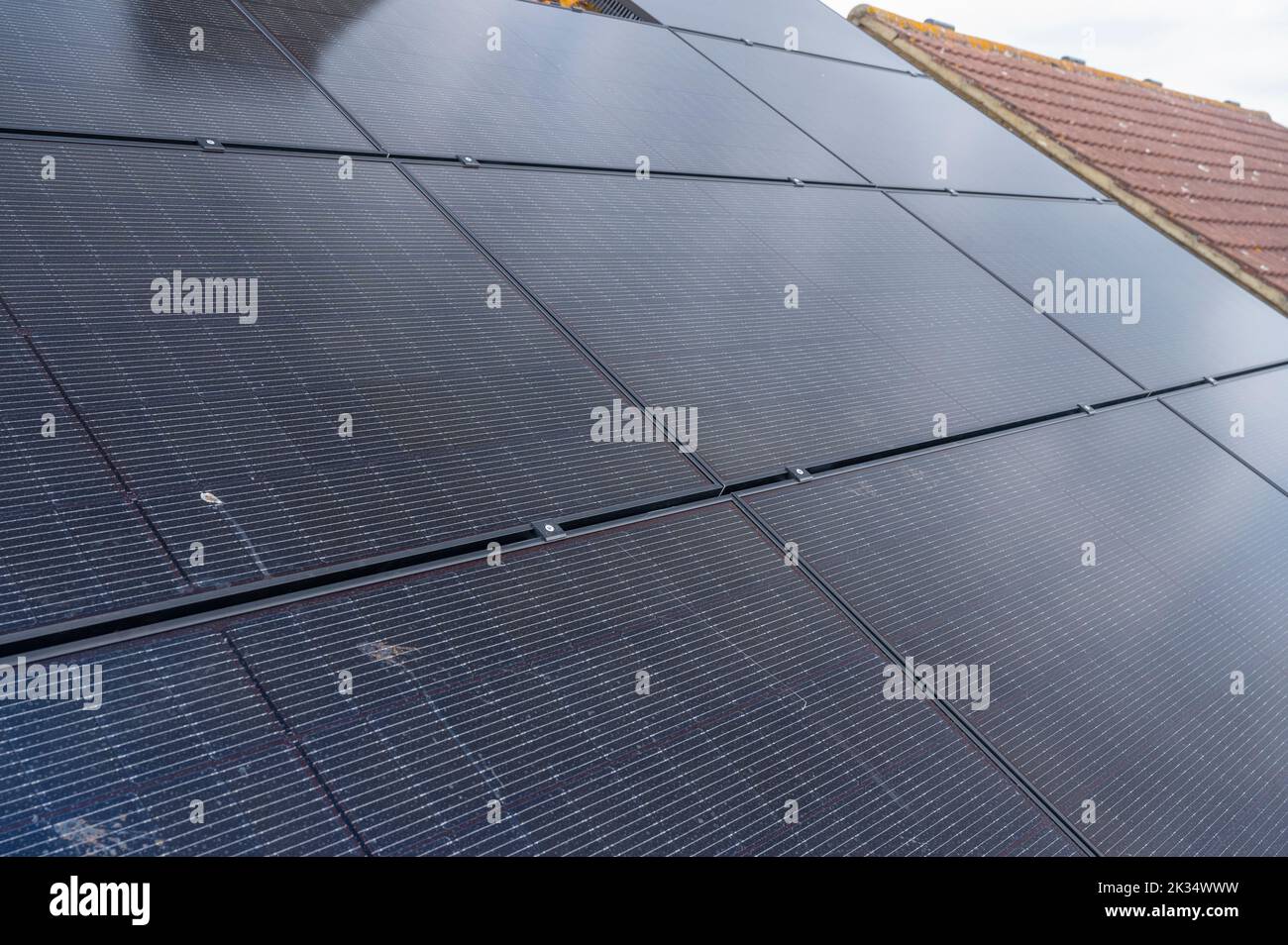 Solar-PV-Module auf dem Dach eines Hauses in Großbritannien Stockfoto