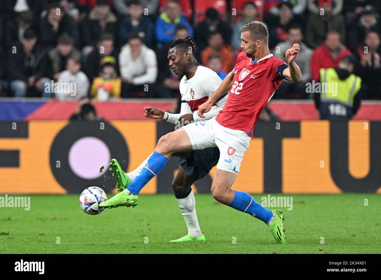 Prag, Tschechische Republik. 24. September 2022. L-R Rafael Leao (PRT) und Tomas Soucek (CZE) in Aktion während der UEFA Nations League, 5. Runden, A2 Gruppen, Spiel Tschechische Republik gegen Portugal spielte in Prag, Tschechische Republik, am Samstag, 24. September 2022. Quelle: Michal Kamaryt/CTK Photo/Alamy Live News Stockfoto